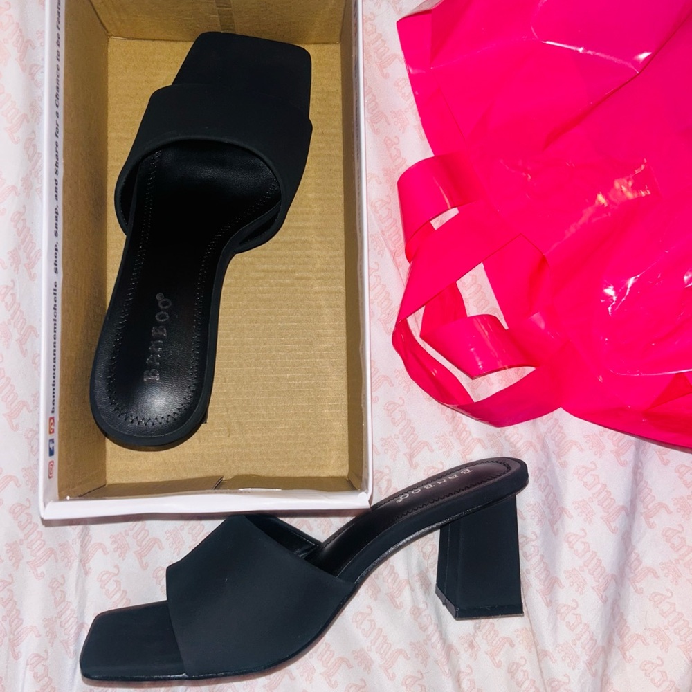 Cute , comfortable , short , and brand new ✨ in box 📦 👡 never worn